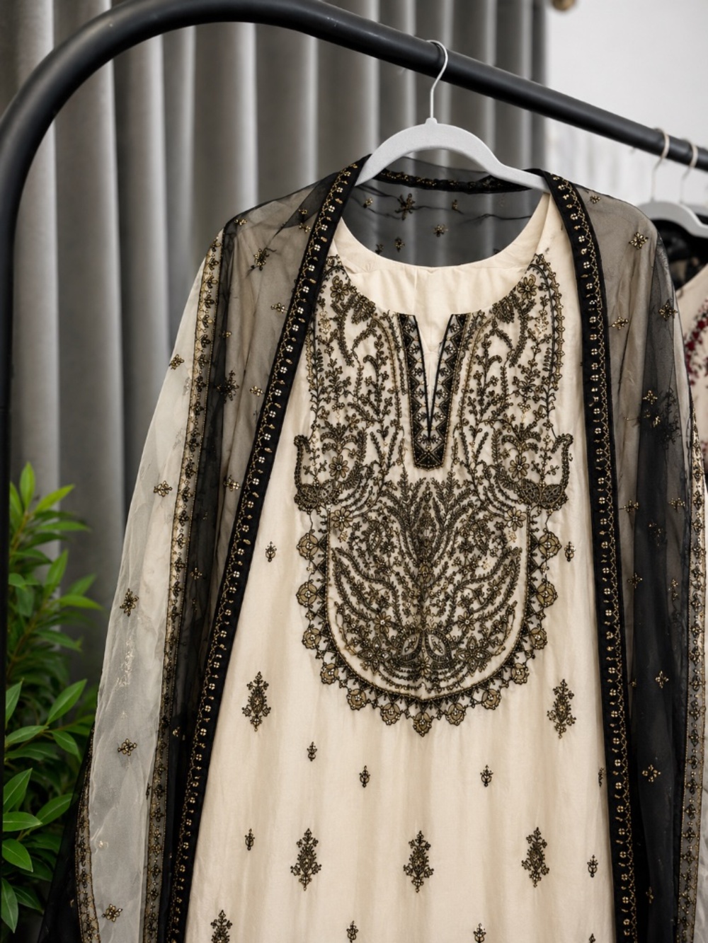 Fsiza Sawlain luxury lawn stitched outfit in M/L